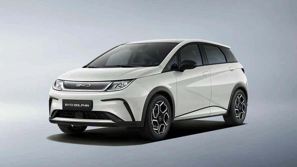  Линейку BYD пополнит дальнобойный гибрид Dolphin G. Он создан специально для Европы