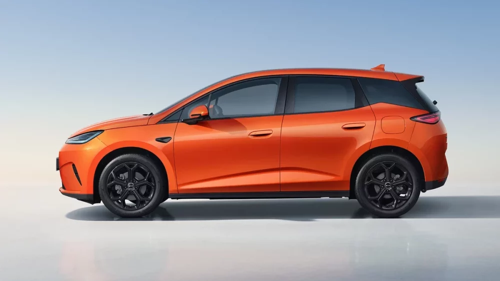  Линейку BYD пополнит дальнобойный гибрид Dolphin G. Он создан специально для Европы