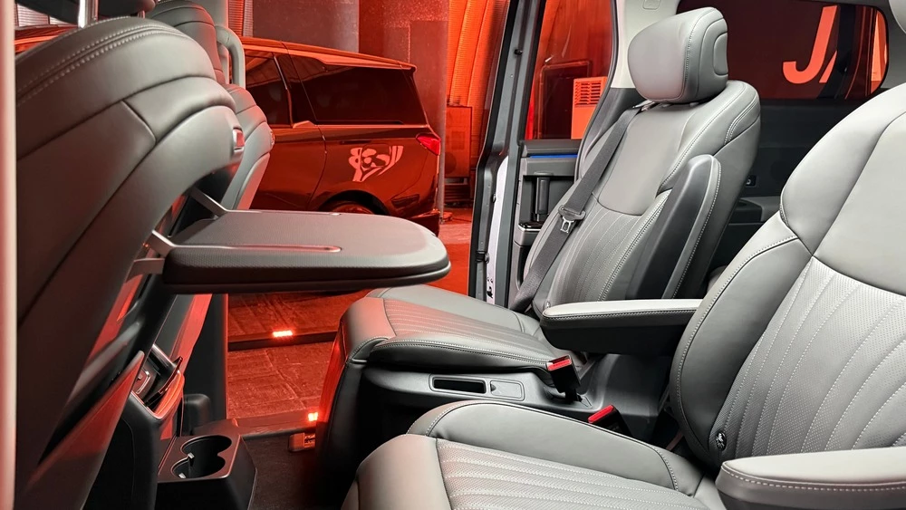  Минивэн JAC RF8 вышел на рынок Казахстана. Как оснащается и сколько стоит