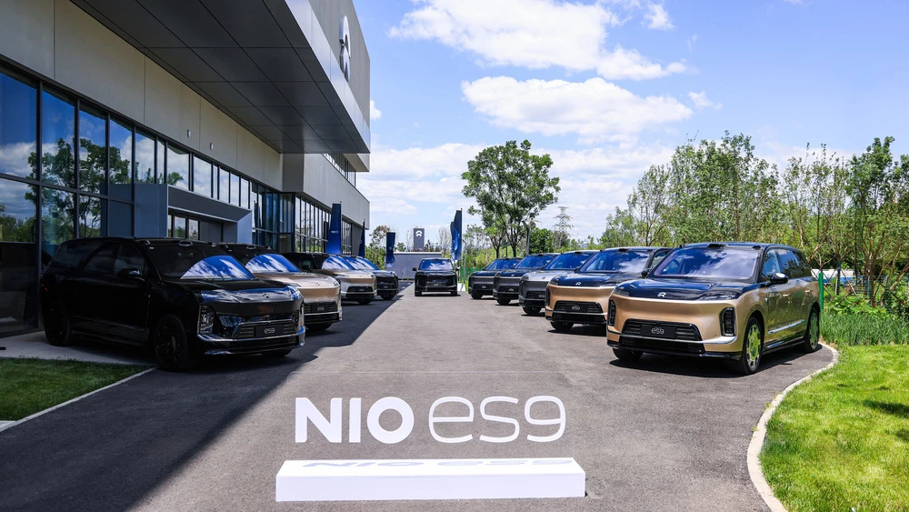  В Китае стартовали продажи кроссовера Nio ES9. Это новый флагман бренда