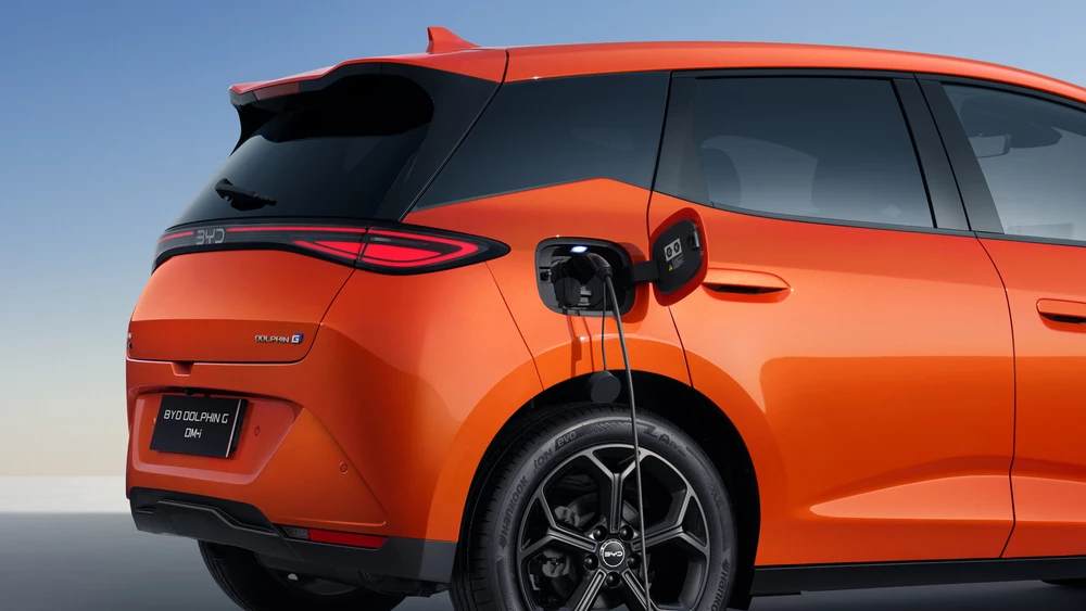  BYD представил дальнобойный гибрид Dolphin G. В Европе на него уже назвали цены