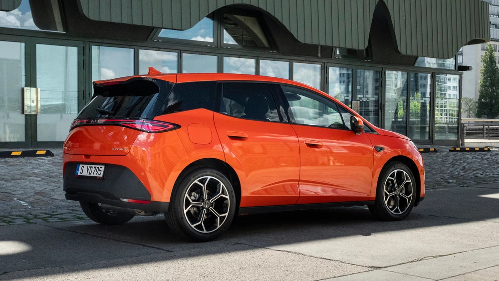  BYD представил дальнобойный гибрид Dolphin G. В Европе на него уже назвали цены