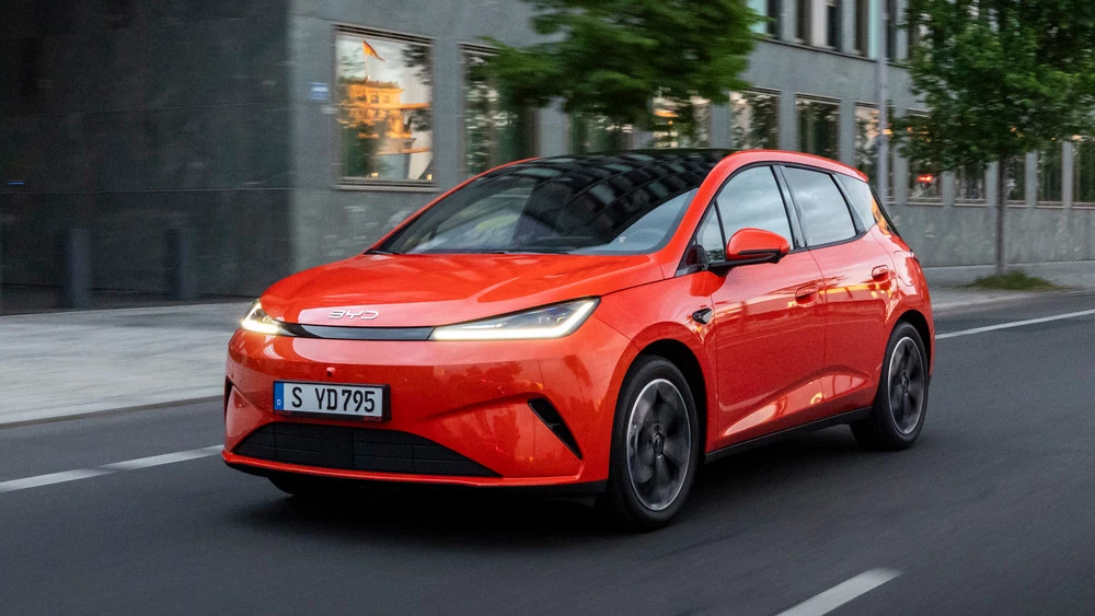  BYD представил дальнобойный гибрид Dolphin G. В Европе на него уже назвали цены