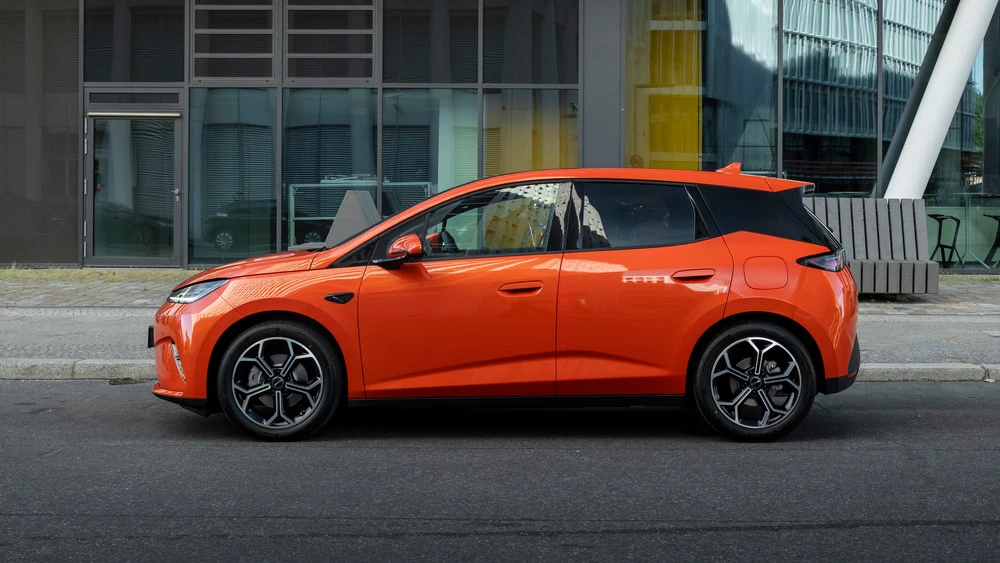  BYD представил дальнобойный гибрид Dolphin G. В Европе на него уже назвали цены