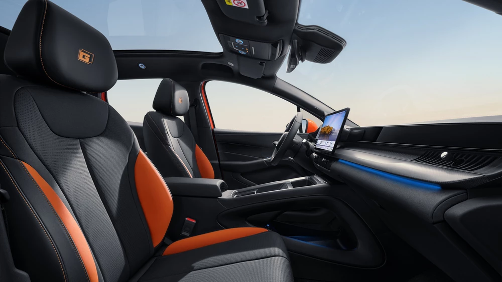  BYD представил дальнобойный гибрид Dolphin G. В Европе на него уже назвали цены