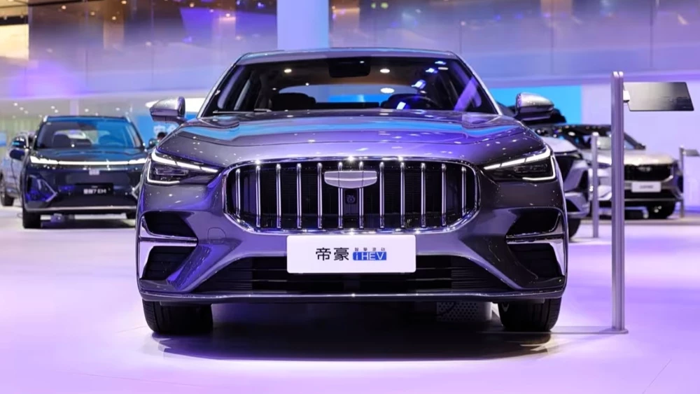  Дешевле миллиона рублей. На рынок Китая вышел гибридный седан Geely Emgrand i-HEV