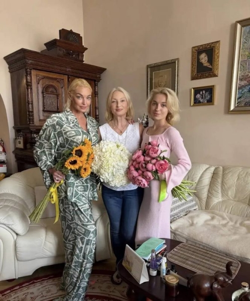 &laquo;Ему очень плохо&raquo;: Анастасия Волочкова навестила разбитого инсультом отца