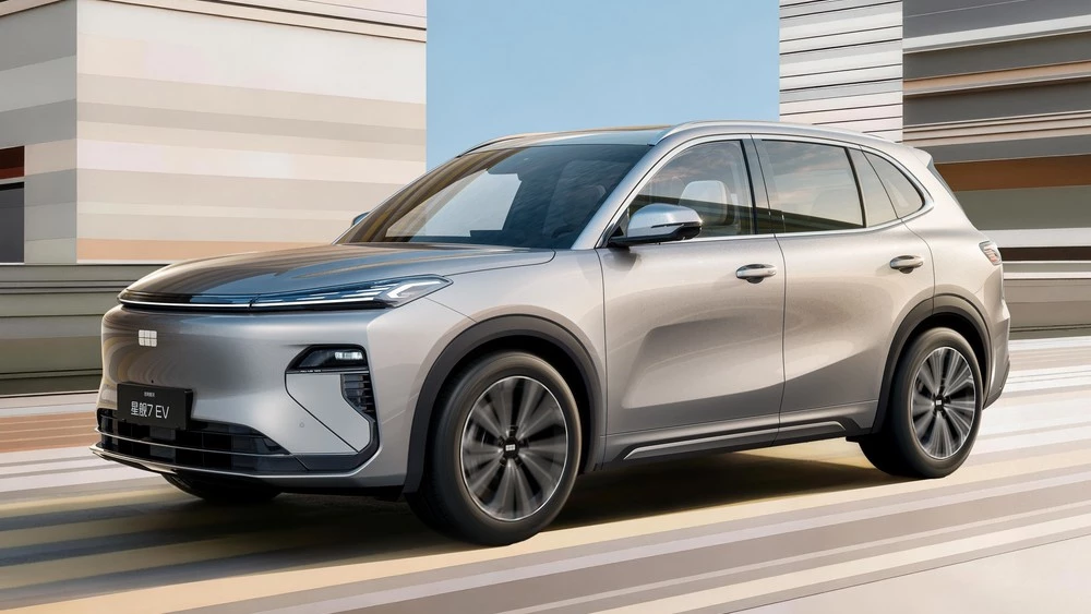  Кроссовер Geely Starship 7 EV вышел в предзаказ. Чем он отличается от доступного в России Geely EX5?