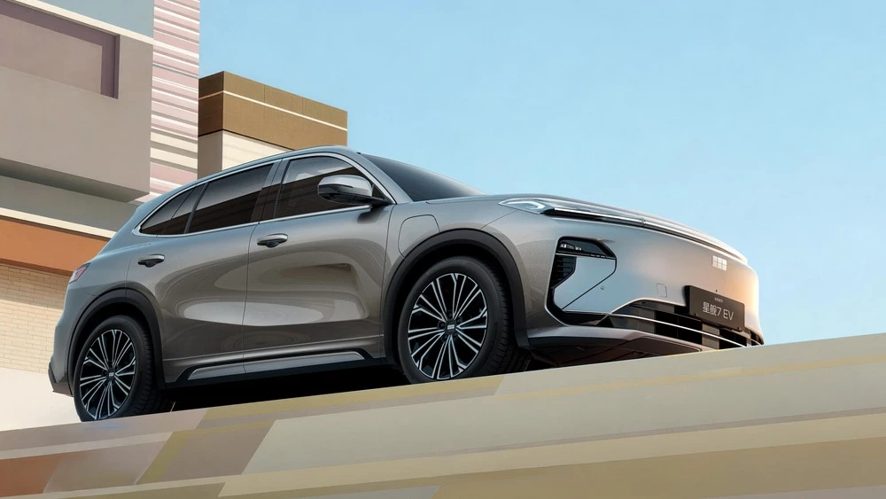  Кроссовер Geely Starship 7 EV вышел в предзаказ. Чем он отличается от доступного в России Geely EX5?