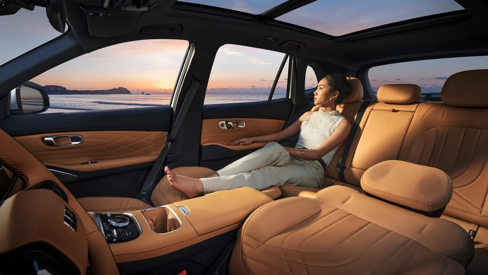  Кроссовер Geely Starship 7 EV вышел в предзаказ. Чем он отличается от доступного в России Geely EX5?