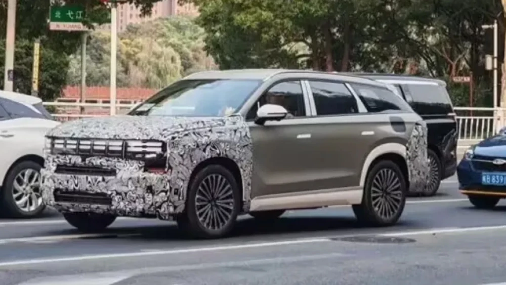  Новый кроссовер на базе Jaecoo J8 заметили в Китае. Он может появится в России