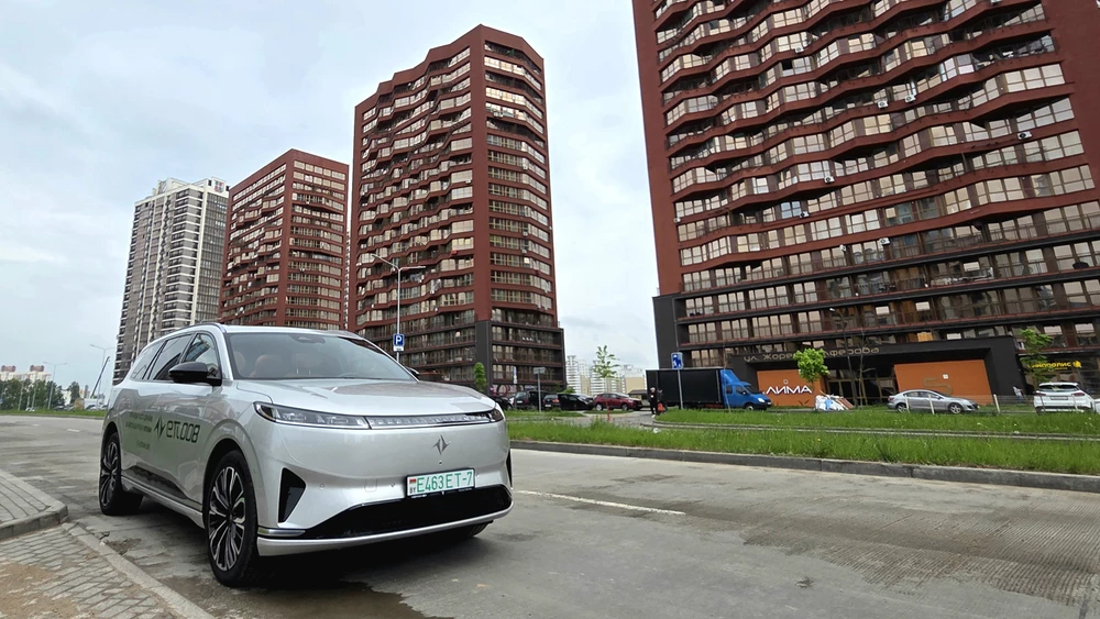  Тест-драйв кроссовера e&pi;008. Когда электрокар почти не требует компромиссов