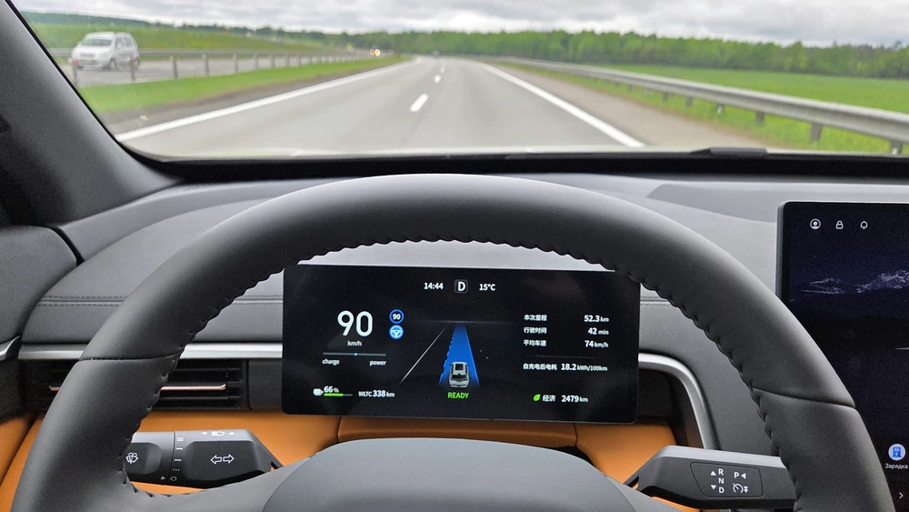  Тест-драйв кроссовера e&pi;008. Когда электрокар почти не требует компромиссов