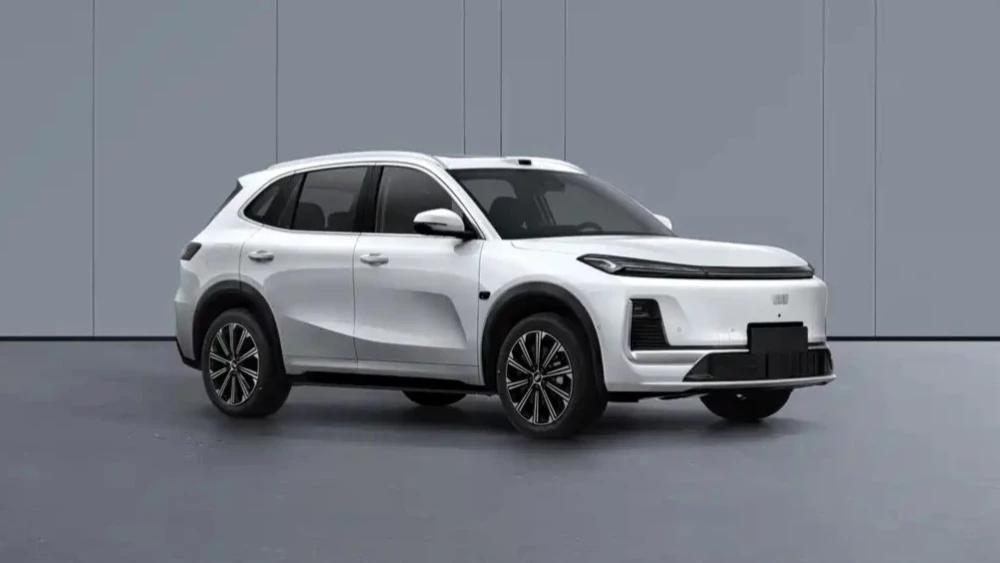 Гибридный Geely EX5 получит полный привод в Китае. Как обновится этот кроссовер